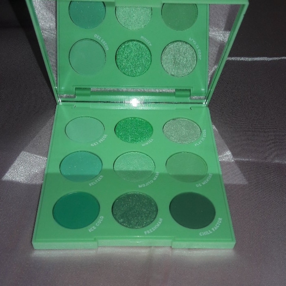 COLOUR POP - Picture 2 of 4